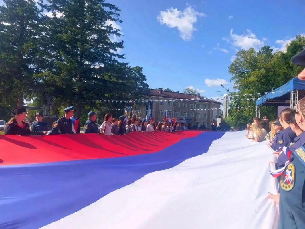 Сотрудники амурской полиции приняли участие в патриотических мероприятиях ко Дню Государственного флага Российской Федерации Сотрудники амурской полиции приняли участие в патриотических мероприятиях ко Дню Государственного флага Российской Федерации
