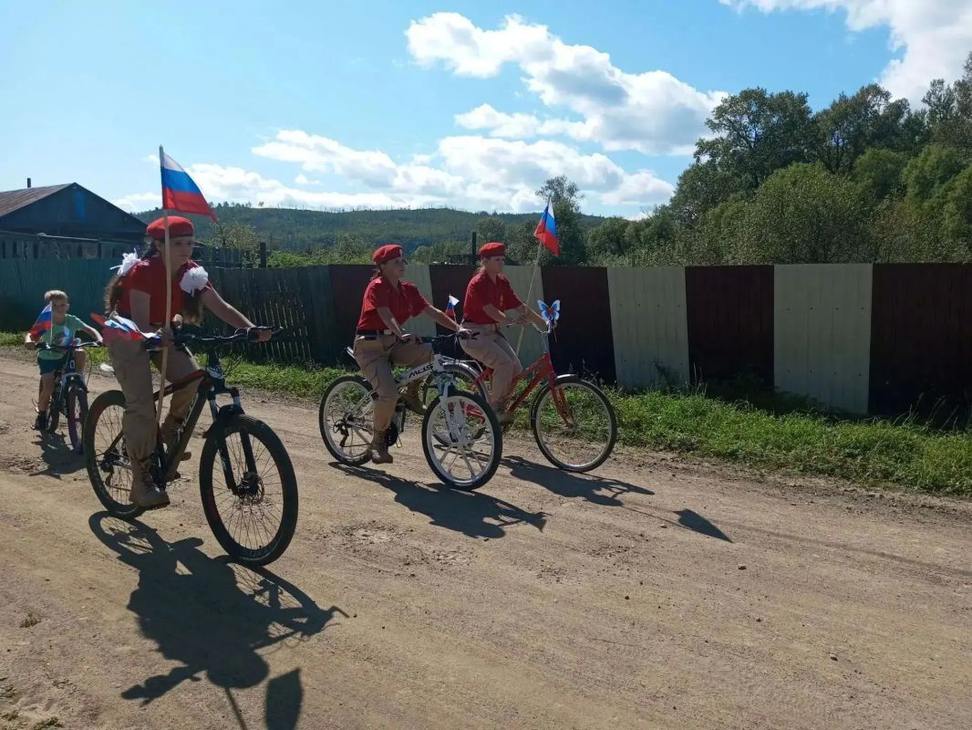 Амурские юнармейцы стали активными участниками событий ко Дню российского флага Амурские юнармейцы стали активными участниками событий ко Дню российского флага