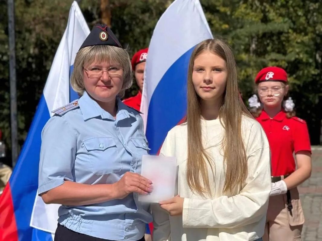 Сотрудники амурской полиции приняли участие в патриотических мероприятиях ко Дню Государственного флага Российской Федерации Сотрудники амурской полиции приняли участие в патриотических мероприятиях ко Дню Государственного флага Российской Федерации