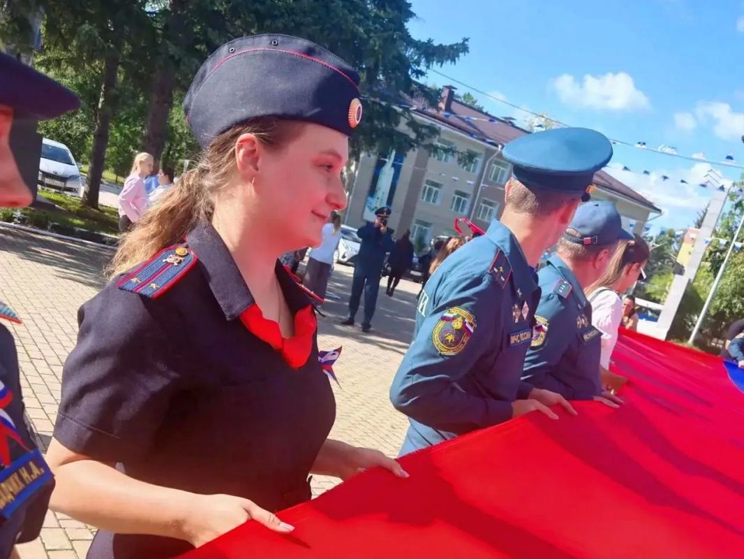 Сотрудники амурской полиции приняли участие в патриотических мероприятиях ко Дню Государственного флага Российской Федерации Сотрудники амурской полиции приняли участие в патриотических мероприятиях ко Дню Государственного флага Российской Федерации