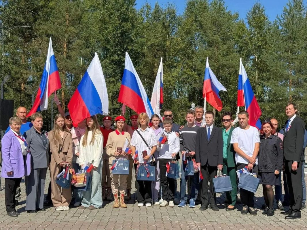 Сотрудники амурской полиции приняли участие в патриотических мероприятиях ко Дню Государственного флага Российской Федерации Сотрудники амурской полиции приняли участие в патриотических мероприятиях ко Дню Государственного флага Российской Федерации