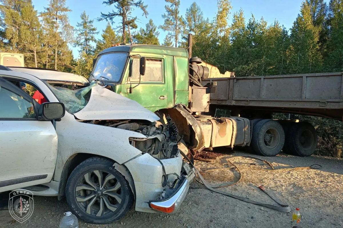 Амурские спасатели вытащили из искореженного автомобиля водителя, пострадавшего в ДТП на трассе