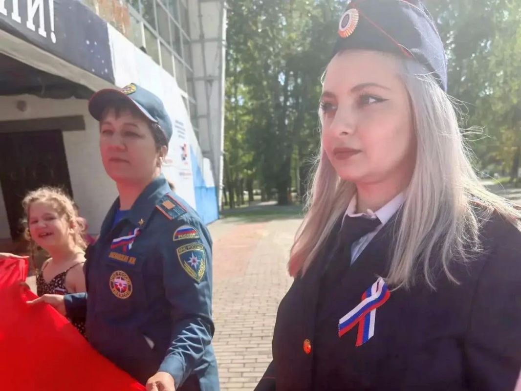 Сотрудники амурской полиции приняли участие в патриотических мероприятиях ко Дню Государственного флага Российской Федерации Сотрудники амурской полиции приняли участие в патриотических мероприятиях ко Дню Государственного флага Российской Федерации