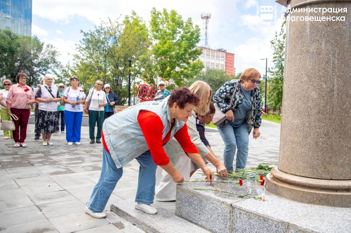 В Благовещенске возложили цветы к памятнику Валерия Приёмыхова В Благовещенске возложили цветы к памятнику Валерия Приёмыхова