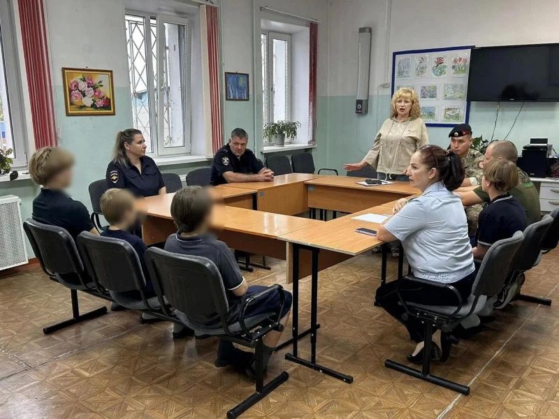 В Свободном в рамках акции «Каникулы с Общественным советом» полицейские и общественники провели встречи с подростками по вопросам безопасности В Свободном в рамках акции «Каникулы с Общественным советом» полицейские и общественники провели встречи с подростками по вопросам безопасности