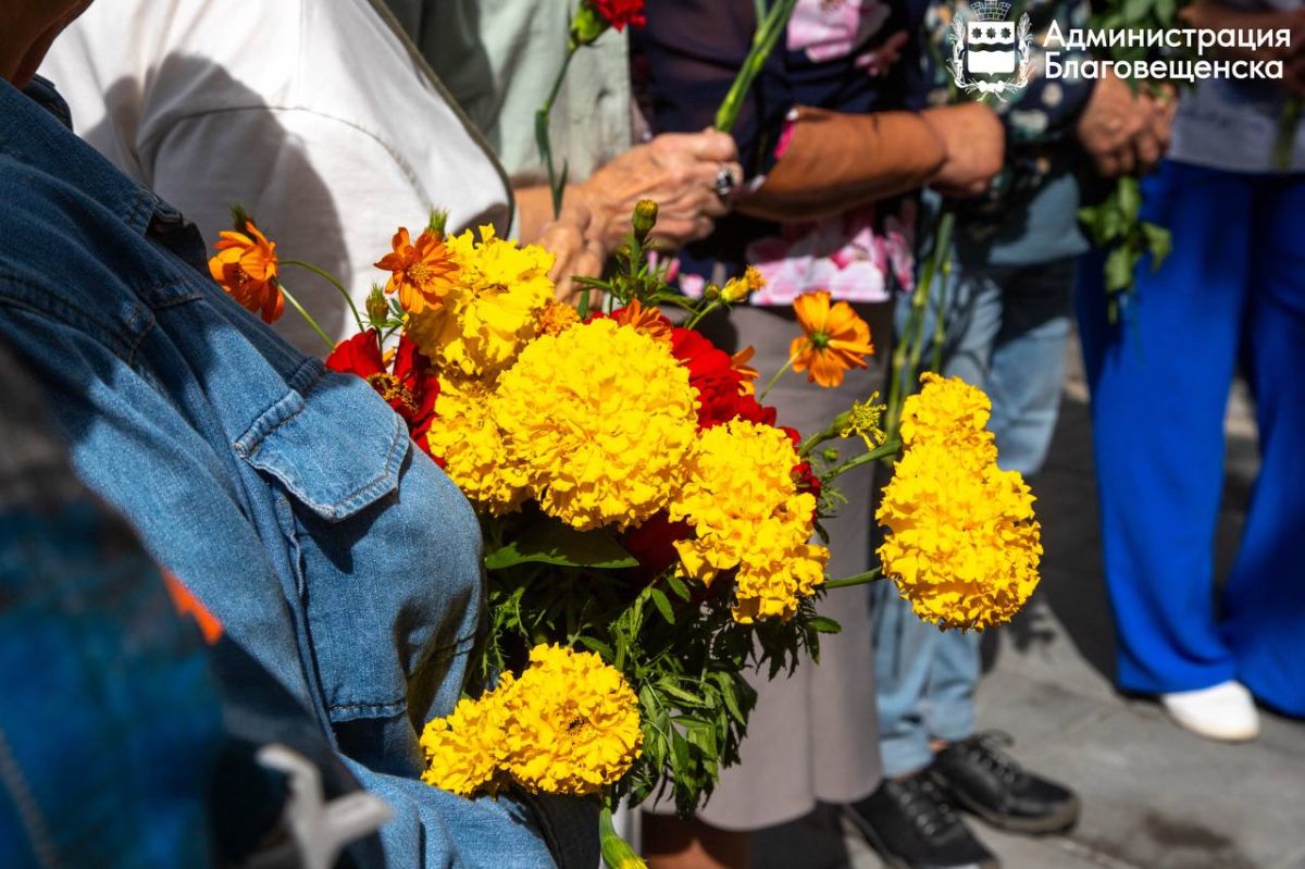 В Благовещенске возложили цветы к памятнику Валерия Приёмыхова В Благовещенске возложили цветы к памятнику Валерия Приёмыхова