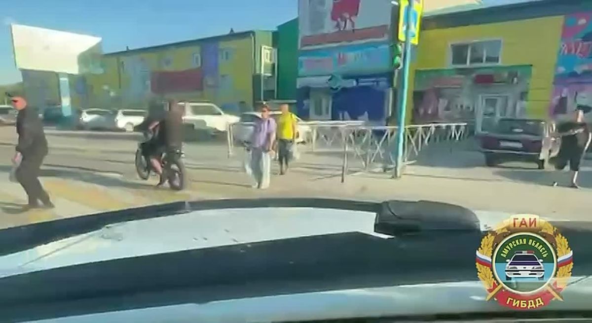 В Белогорске два подростка на мотоцикле проехали по пешеходному переходу на красный свет
