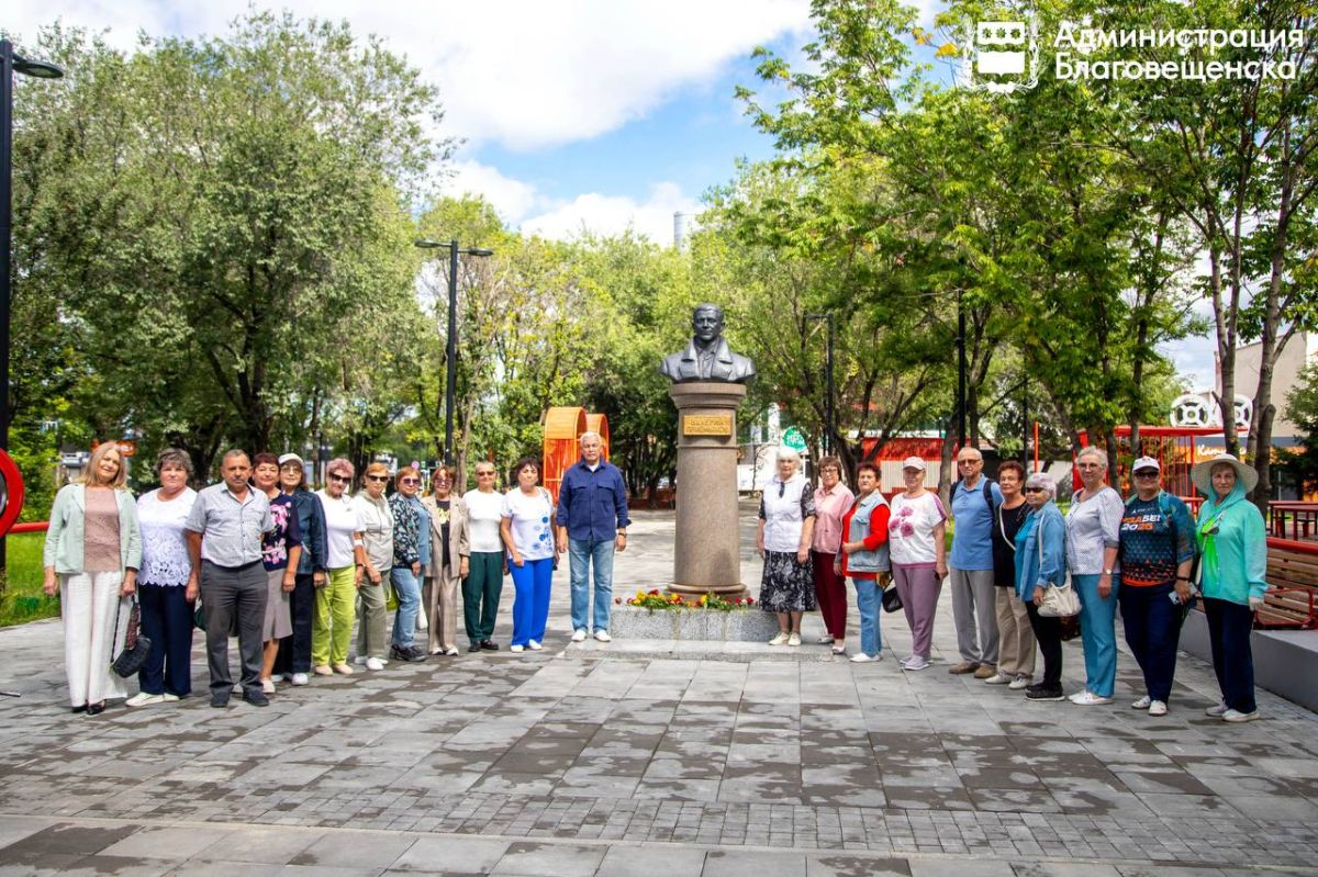 В Благовещенске возложили цветы к памятнику Валерия Приёмыхова В Благовещенске возложили цветы к памятнику Валерия Приёмыхова