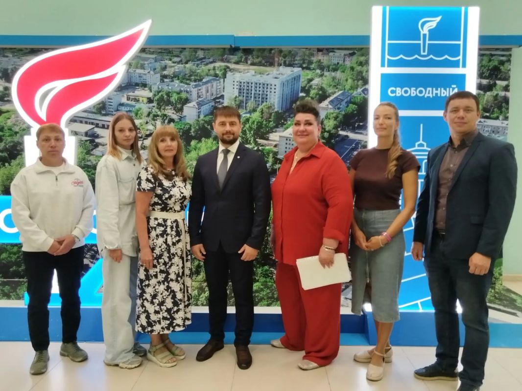 Еще четыре «земских» тренера подписали трехсторонние трудовые договоры Еще четыре «земских» тренера подписали трехсторонние трудовые договоры