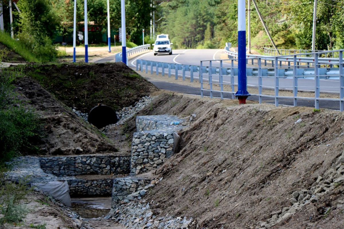 На два месяца раньше срока Дорожники завершили ремонт участка дороги через село Новинка На два месяца раньше срока Дорожники завершили ремонт участка дороги через село Новинка