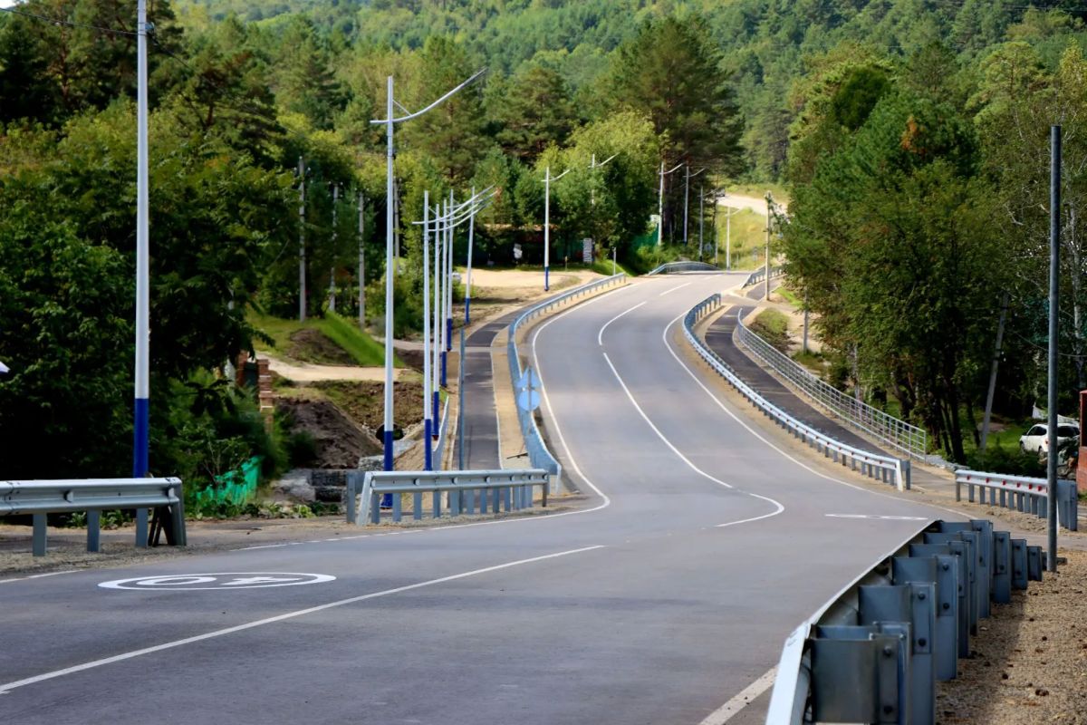 На два месяца раньше срока Дорожники завершили ремонт участка дороги через село Новинка На два месяца раньше срока Дорожники завершили ремонт участка дороги через село Новинка