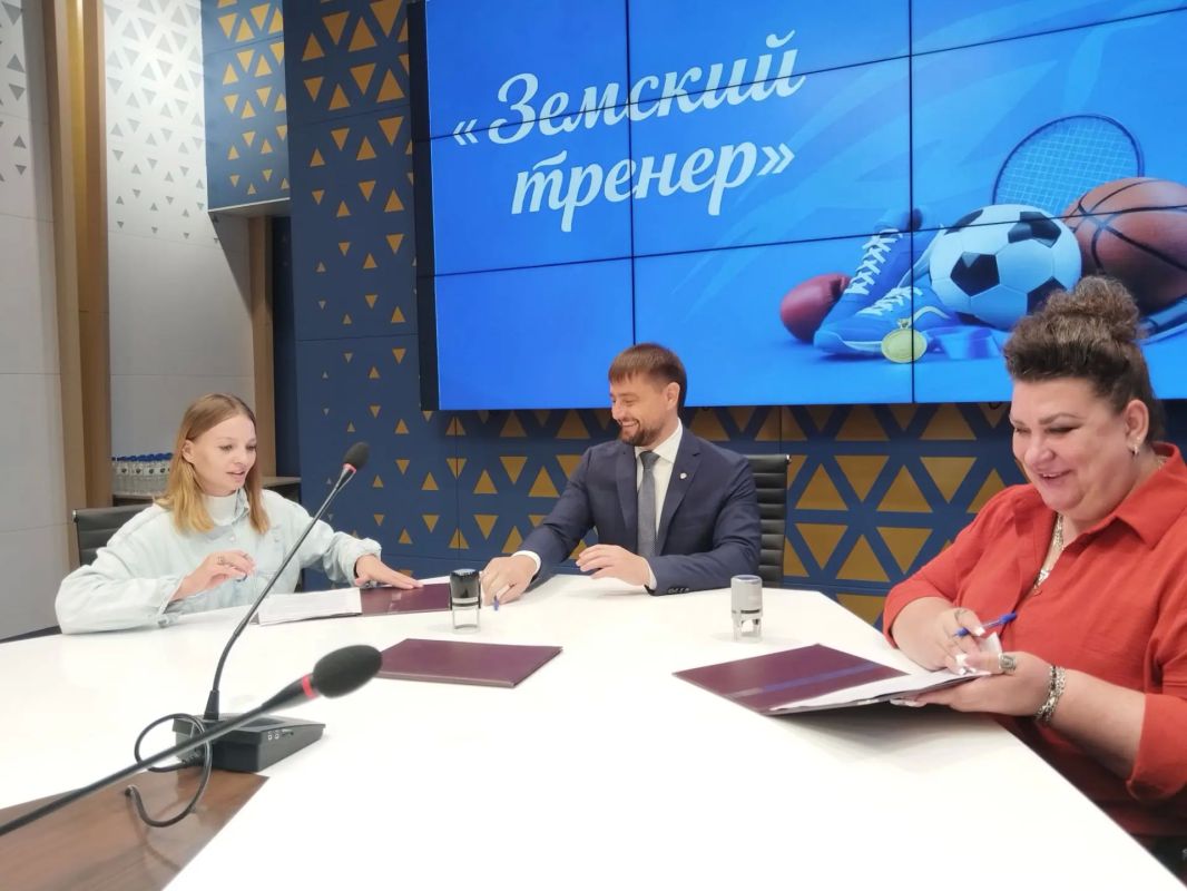 Еще четыре «земских» тренера подписали трехсторонние трудовые договоры Еще четыре «земских» тренера подписали трехсторонние трудовые договоры