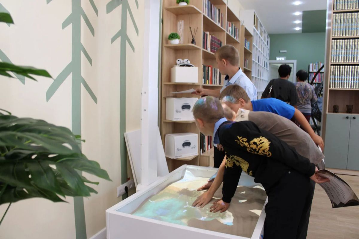 «Белый Бим» встал на полку рядом с «Python для детей»: в селе Сосновый Бор открылась самая северная модельная библиотека «Белый Бим» встал на полку рядом с «Python для детей»: в селе Сосновый Бор открылась самая северная модельная библиотека
