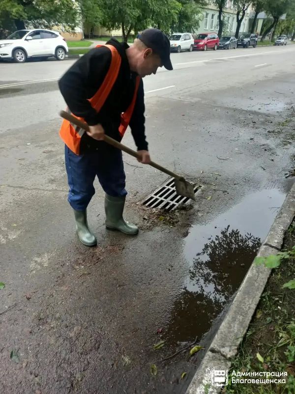 За сутки с улиц Благовещенска откачали почти 150 тысяч литров воды За сутки с улиц Благовещенска откачали почти 150 тысяч литров воды