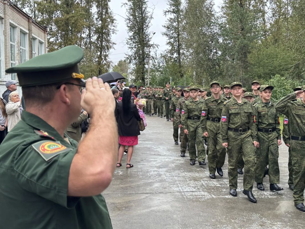 Сотрудники следственного управления поздравили кадет с началом нового учебного года Сотрудники следственного управления поздравили кадет с началом нового учебного года