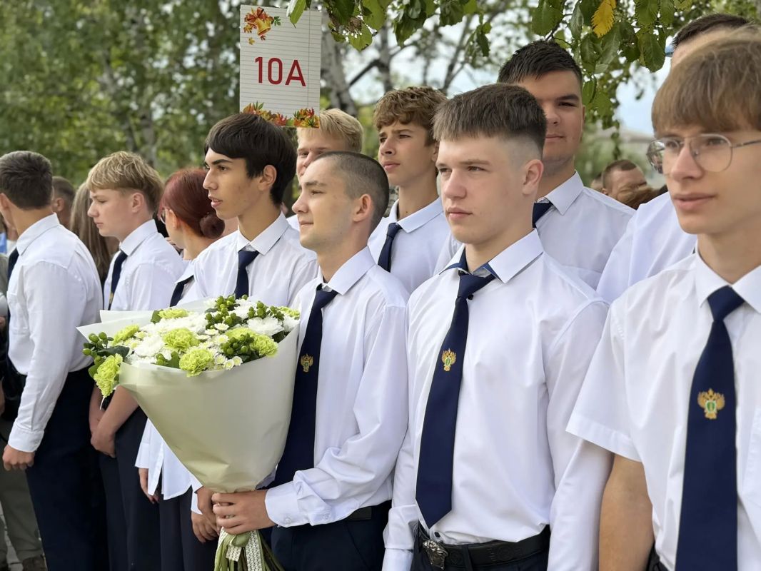 В Белогорске впервые открыт прокурорский класс: прокурор Амурской области Андрей Мондохонов принял участие в торжественной линейке 1 сентября В Белогорске впервые открыт прокурорский класс: прокурор Амурской области Андрей Мондохонов принял участие в торжественной линейке 1 сентября
