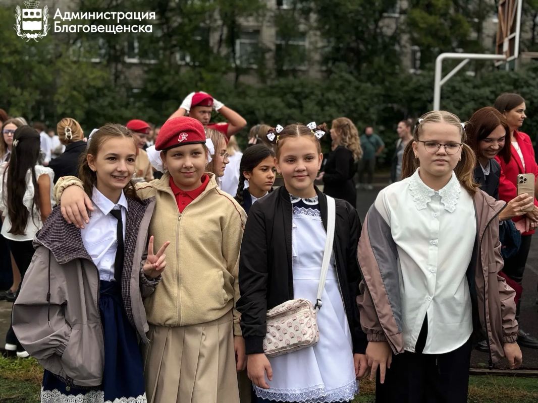 Благовещенские школы встретили более 29 тысяч учеников в День знаний Благовещенские школы встретили более 29 тысяч учеников в День знаний