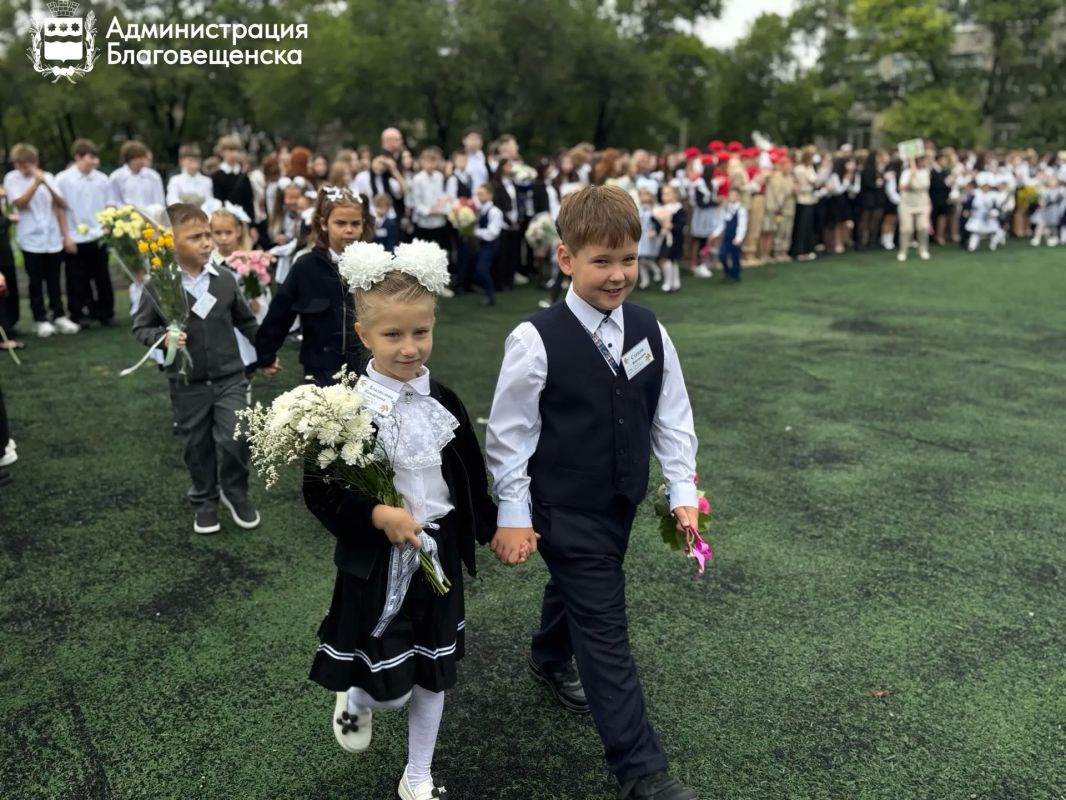 Благовещенские школы встретили более 29 тысяч учеников в День знаний Благовещенские школы встретили более 29 тысяч учеников в День знаний