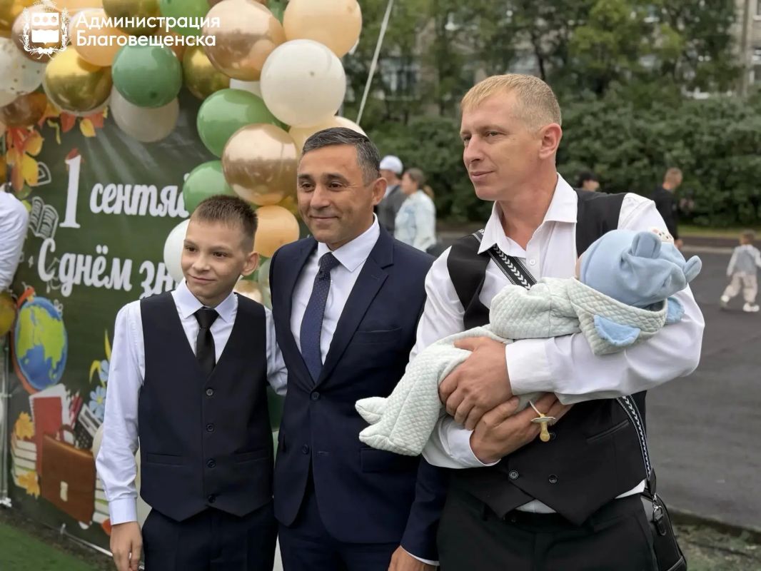 Благовещенские школы встретили более 29 тысяч учеников в День знаний Благовещенские школы встретили более 29 тысяч учеников в День знаний