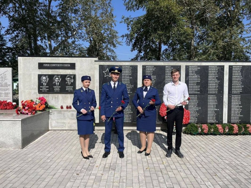 В День воинской славы: работники и ветераны прокуратуры Амурской области почтили память героев В День воинской славы: работники и ветераны прокуратуры Амурской области почтили память героев