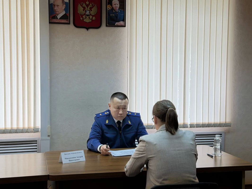 Прокурор Амурской области Андрей Мондохонов посетил с рабочим визитом город Белогорск, где провел личный прием граждан Прокурор Амурской области Андрей Мондохонов посетил с рабочим визитом город Белогорск, где провел личный прием граждан