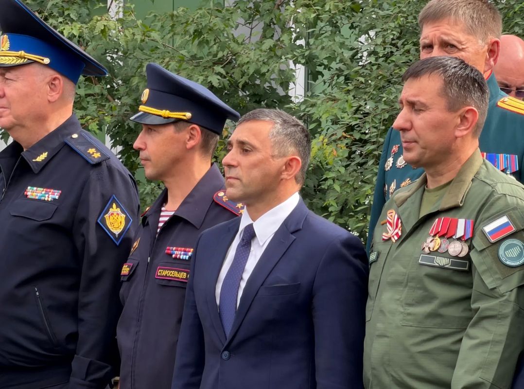 Вчера в рамках Восточного экономического форума Президент России Владимир Владимирович Путин дал старт работе амурского филиала Центра «Воин», а уже сегодня он открыл свои двери для всех желающих познакомится с его работой и... Вчера в рамках Восточного экономического форума Президент России Владимир Владимирович Путин дал старт работе амурского филиала Центра «Воин», а уже сегодня он открыл свои двери для всех желающих познакомится с его работой и...