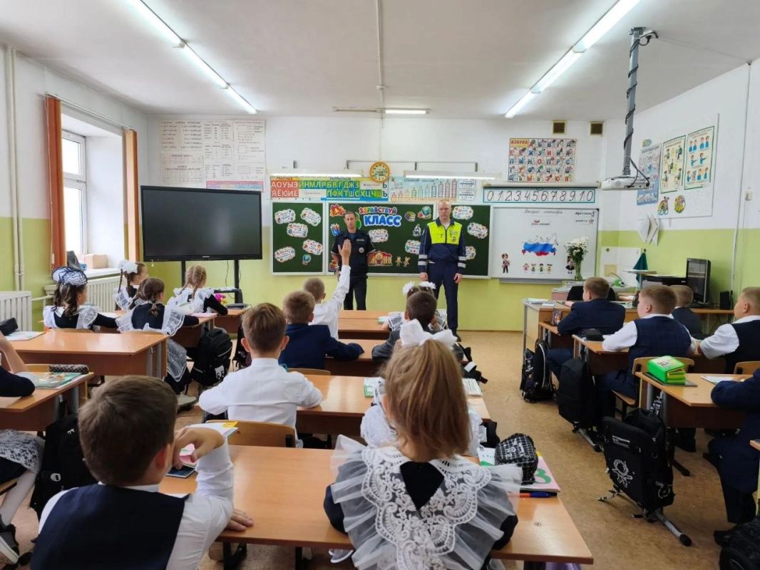 Сотрудники Госавтоинспекции МО МВД "Бурейский" и ОМВД "Завитинское" присоединились к поздравлениям первоклассников с началом учебного года Сотрудники Госавтоинспекции МО МВД "Бурейский" и ОМВД "Завитинское" присоединились к поздравлениям первоклассников с началом учебного года