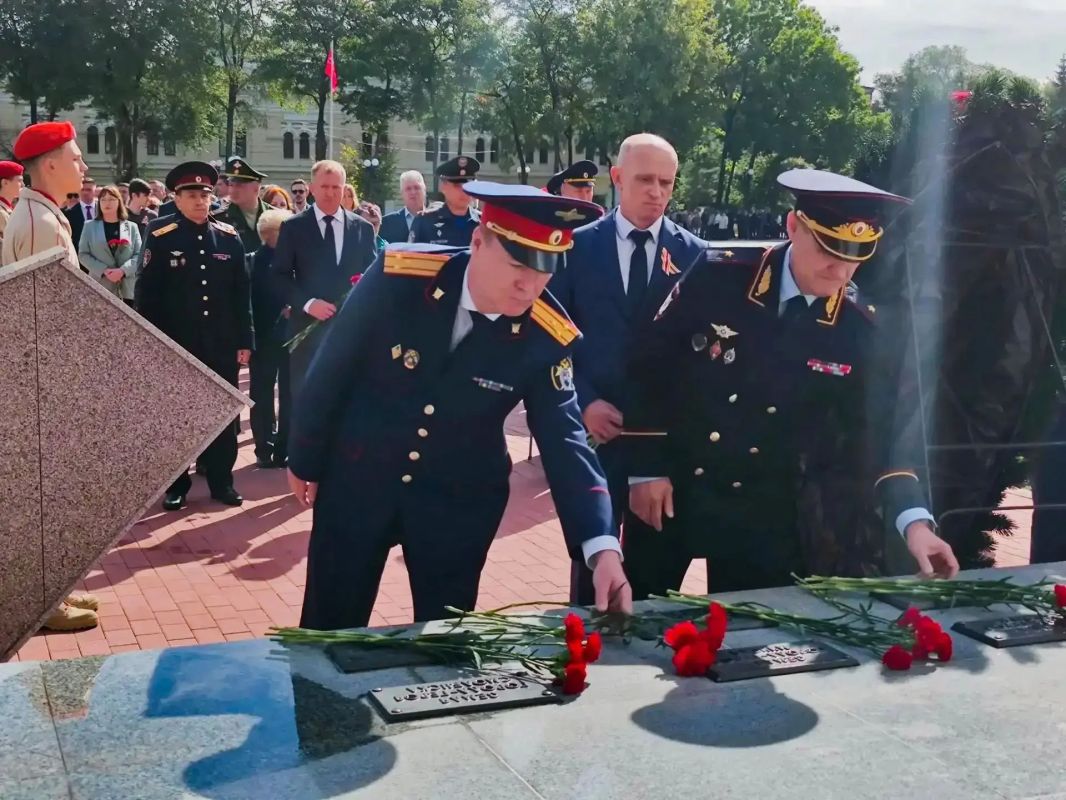 Память героев священна: следственное управление СК России по Амурской области почтило подвиг воинов-амурцев Память героев священна: следственное управление СК России по Амурской области почтило подвиг воинов-амурцев