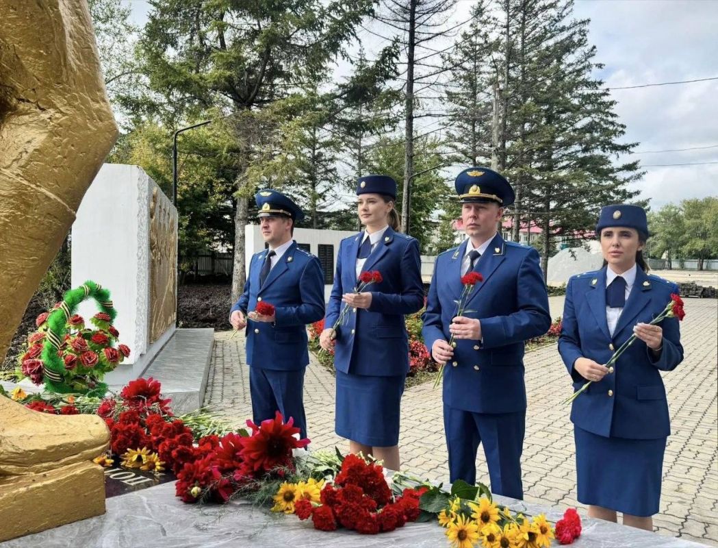 В День воинской славы: работники и ветераны прокуратуры Амурской области почтили память героев В День воинской славы: работники и ветераны прокуратуры Амурской области почтили память героев