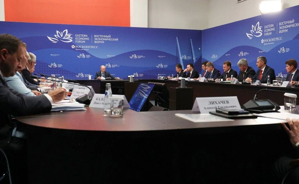 Владимир Путин провел совещание по вопросам развития дальневосточных и арктических регионов Владимир Путин провел совещание по вопросам развития дальневосточных и арктических регионов