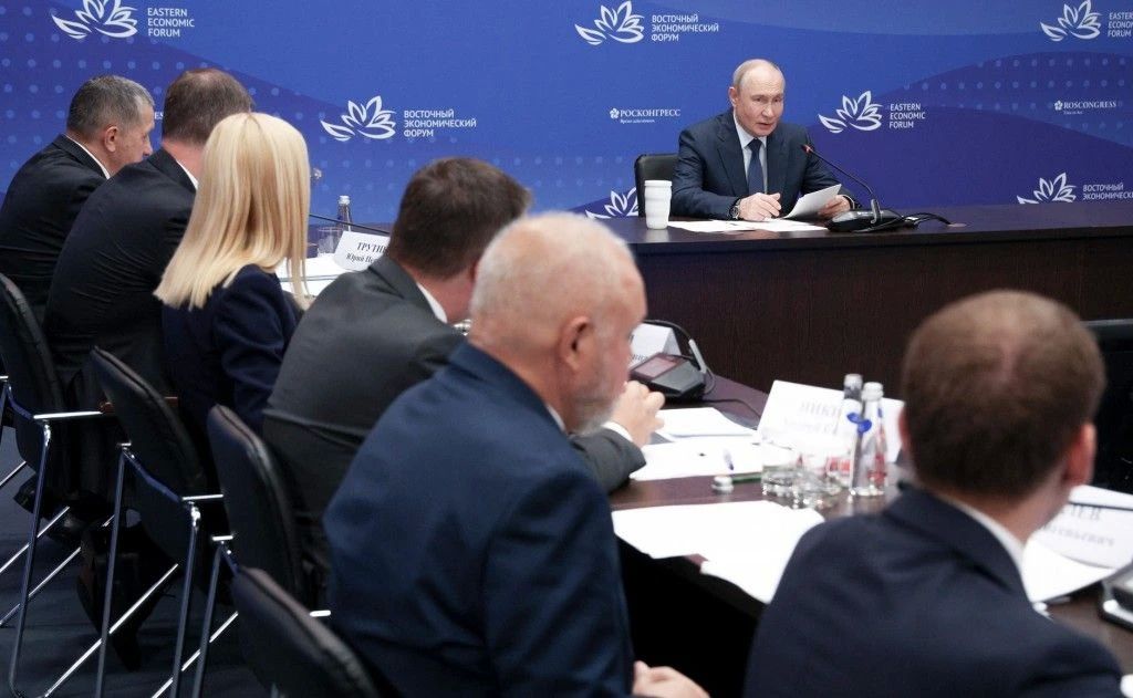 Владимир Путин провел совещание по вопросам развития дальневосточных и арктических регионов Владимир Путин провел совещание по вопросам развития дальневосточных и арктических регионов