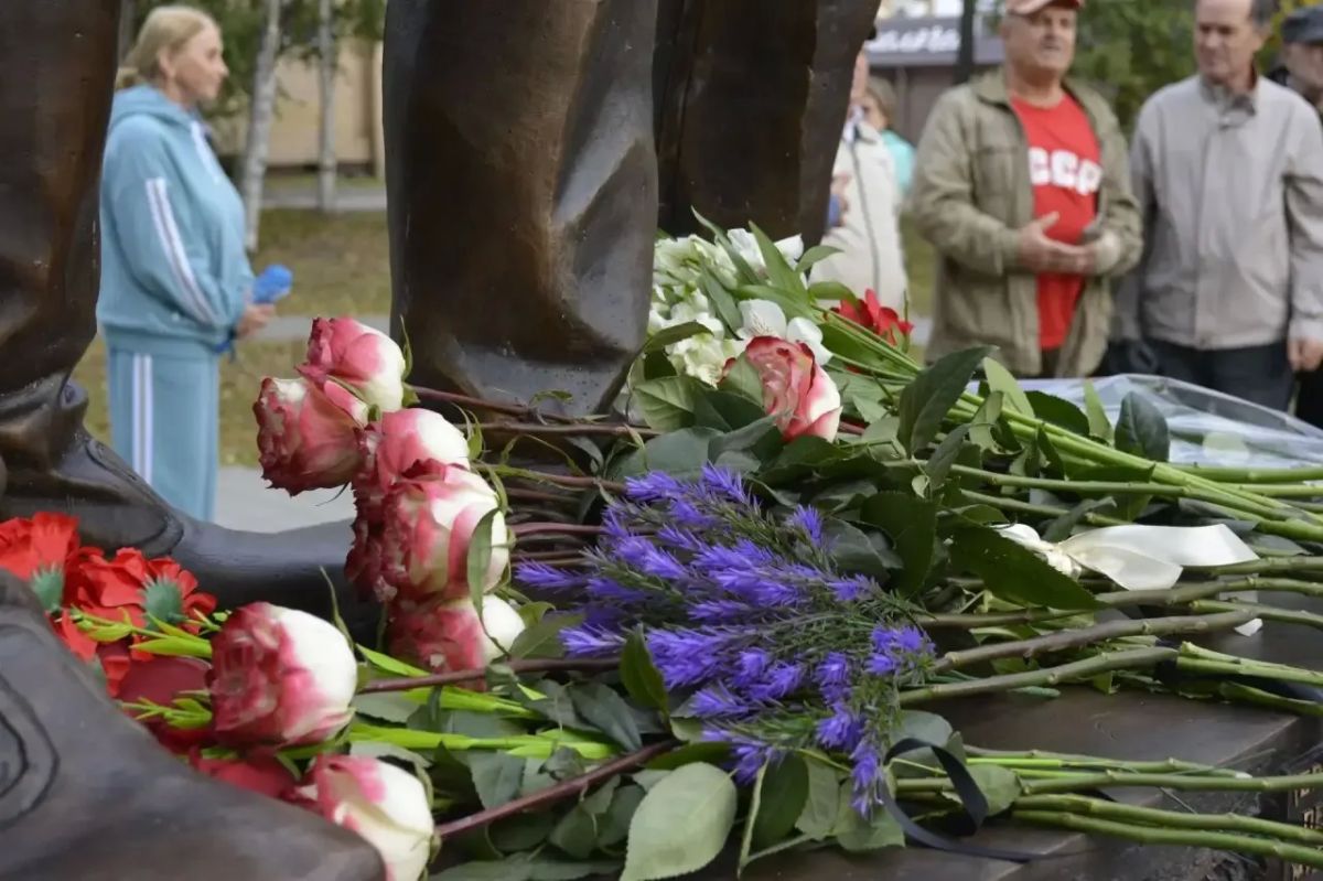 В Тынде на Арбате открыли бронзовый мемориал БАМовским бригадирам Александру Бондарю и Ивану Варшавскому В Тынде на Арбате открыли бронзовый мемориал БАМовским бригадирам Александру Бондарю и Ивану Варшавскому