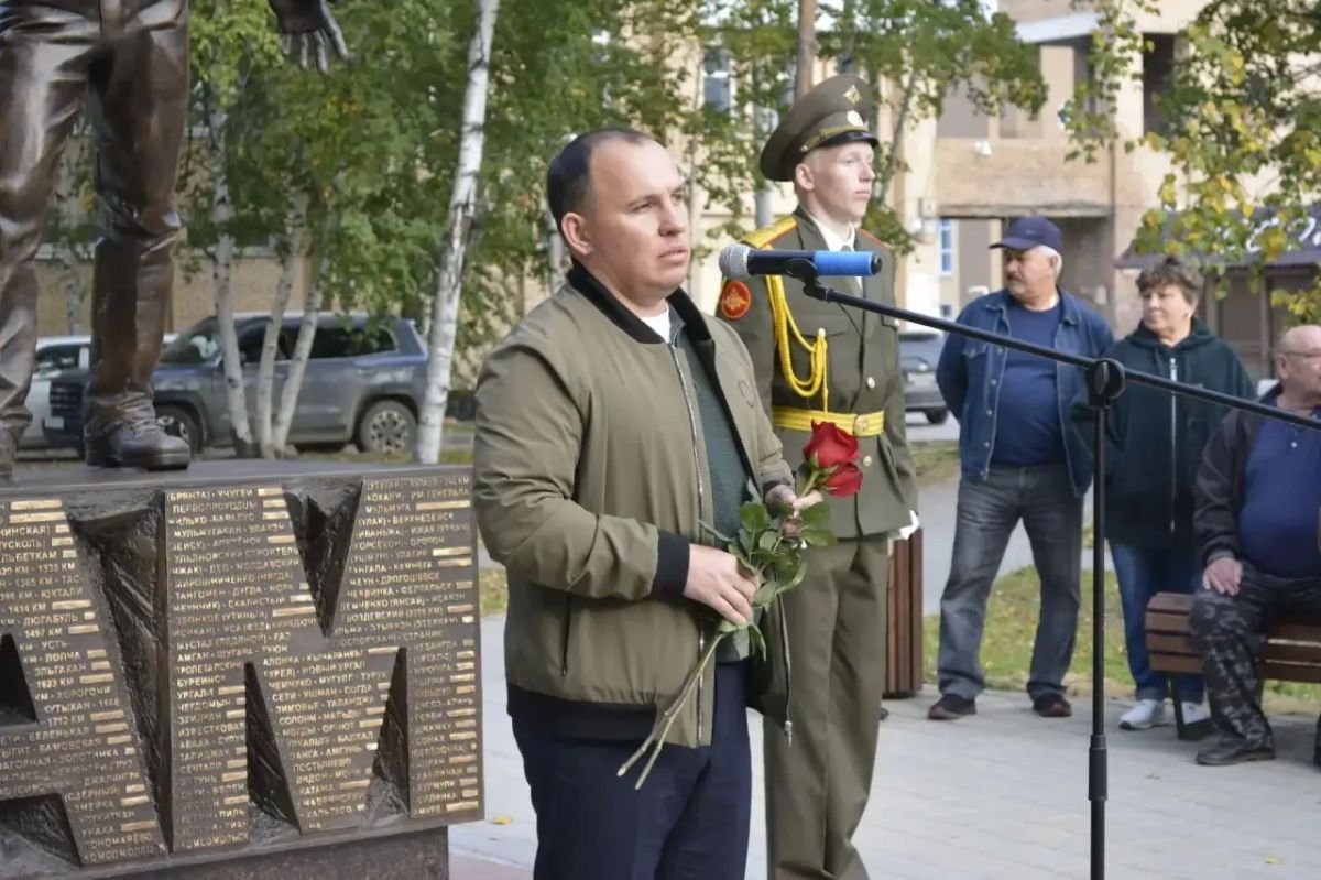 В Тынде на Арбате открыли бронзовый мемориал БАМовским бригадирам Александру Бондарю и Ивану Варшавскому В Тынде на Арбате открыли бронзовый мемориал БАМовским бригадирам Александру Бондарю и Ивану Варшавскому