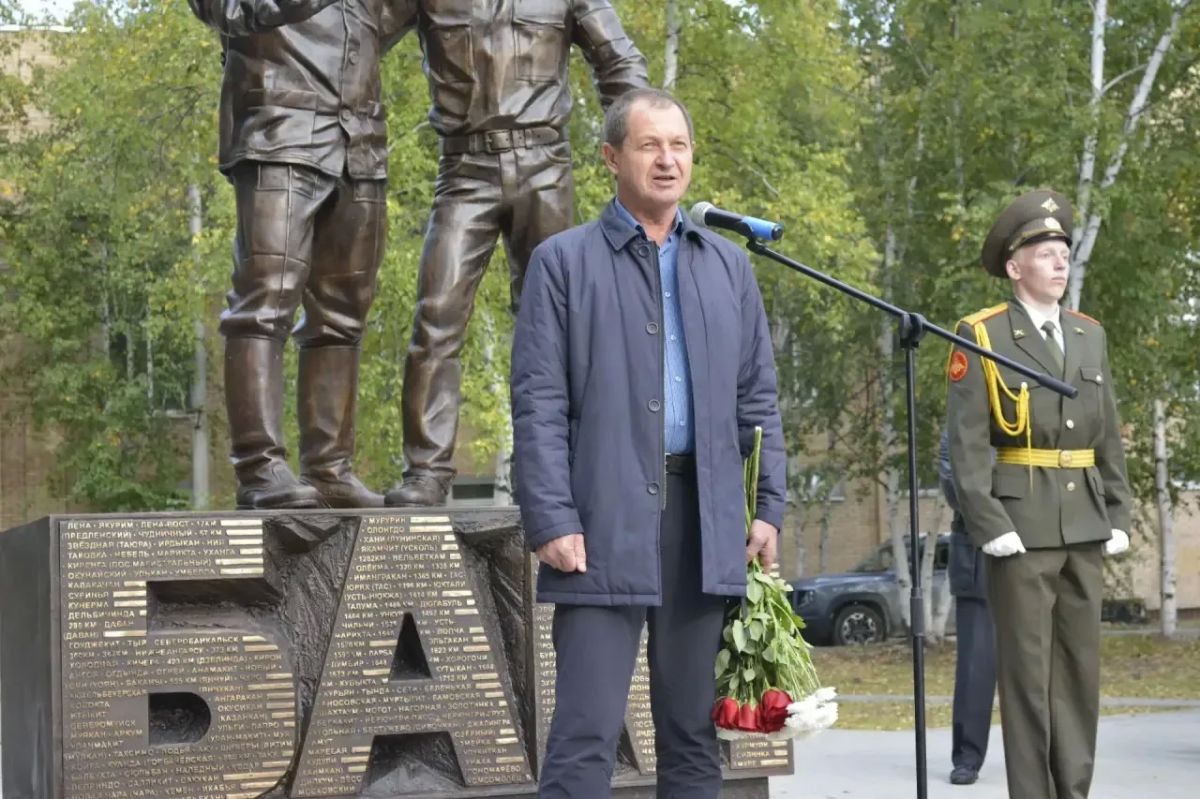 В Тынде на Арбате открыли бронзовый мемориал БАМовским бригадирам Александру Бондарю и Ивану Варшавскому В Тынде на Арбате открыли бронзовый мемориал БАМовским бригадирам Александру Бондарю и Ивану Варшавскому