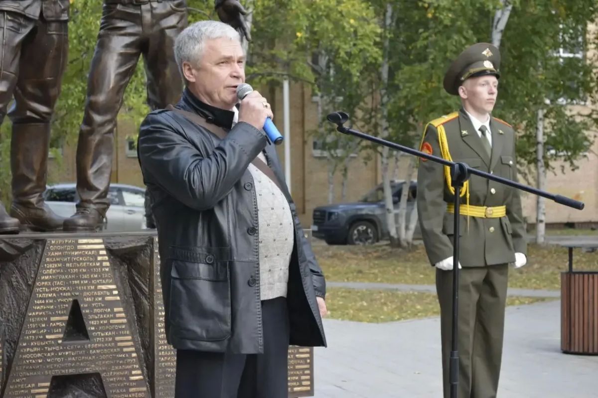 В Тынде на Арбате открыли бронзовый мемориал БАМовским бригадирам Александру Бондарю и Ивану Варшавскому В Тынде на Арбате открыли бронзовый мемориал БАМовским бригадирам Александру Бондарю и Ивану Варшавскому