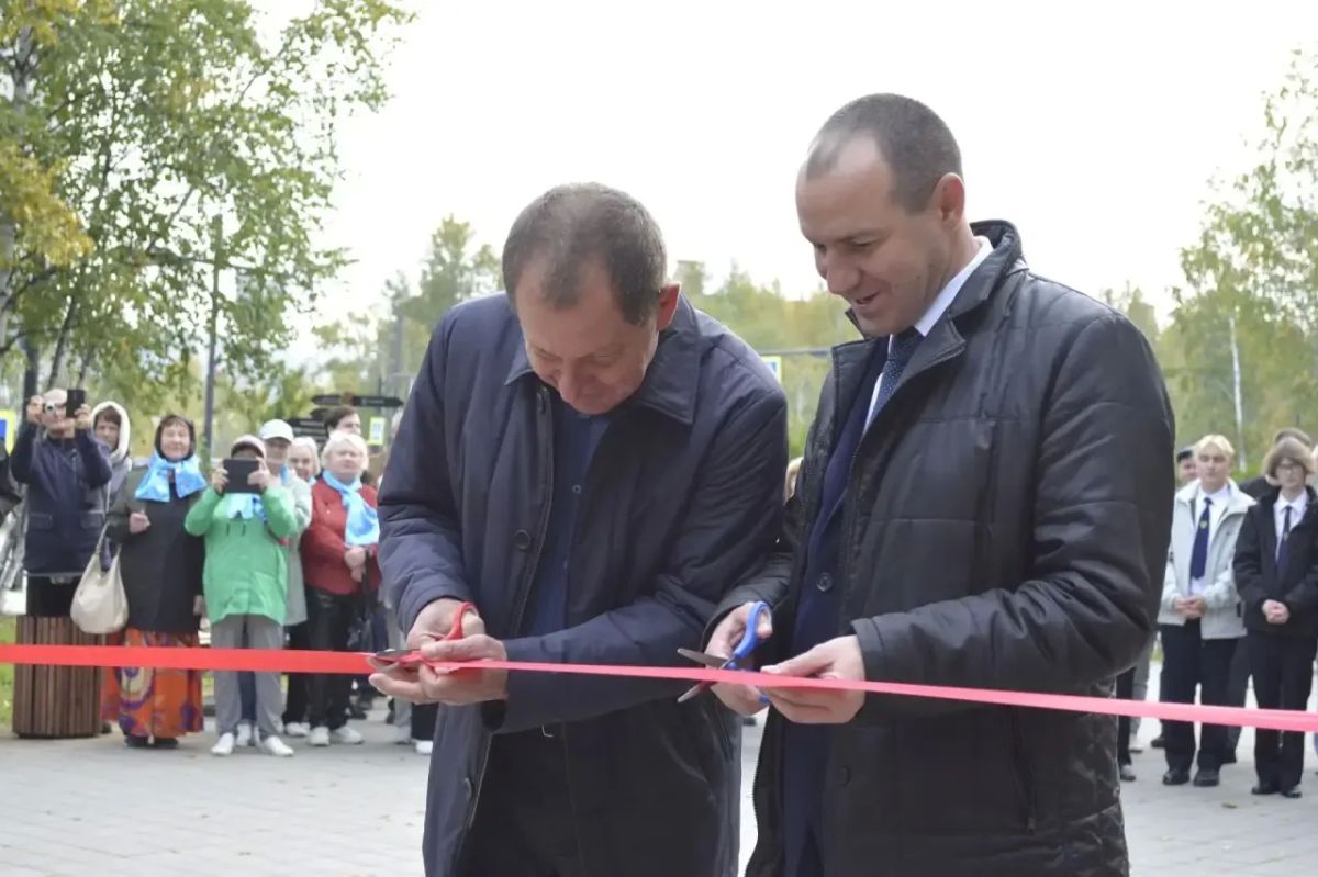 В Тынде на Арбате открыли бронзовый мемориал БАМовским бригадирам Александру Бондарю и Ивану Варшавскому В Тынде на Арбате открыли бронзовый мемориал БАМовским бригадирам Александру Бондарю и Ивану Варшавскому