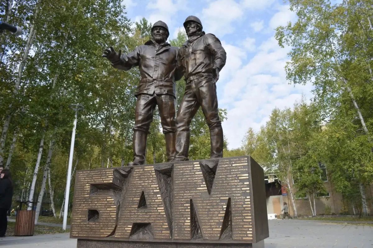 В Тынде на Арбате открыли бронзовый мемориал БАМовским бригадирам Александру Бондарю и Ивану Варшавскому В Тынде на Арбате открыли бронзовый мемориал БАМовским бригадирам Александру Бондарю и Ивану Варшавскому