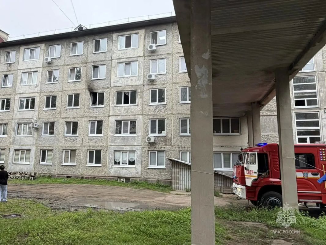 В Благовещенске пожарные ликвидировали возгорание в гостинице В Благовещенске пожарные ликвидировали возгорание в гостинице