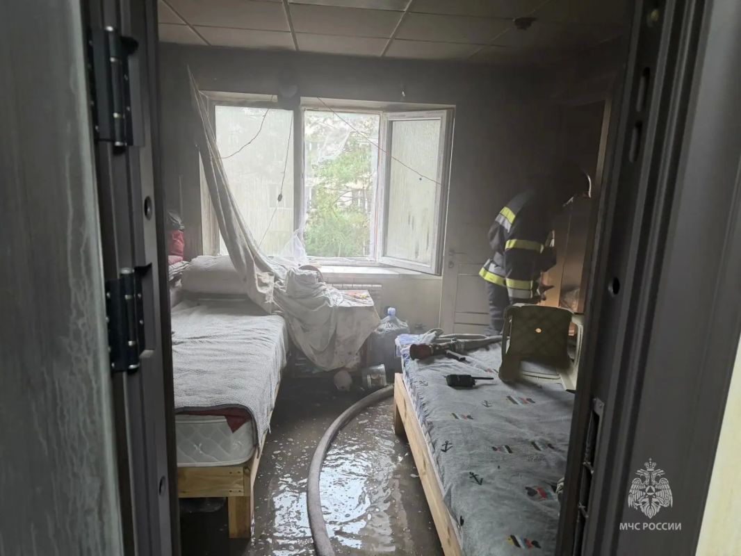 В Благовещенске пожарные ликвидировали возгорание в гостинице В Благовещенске пожарные ликвидировали возгорание в гостинице