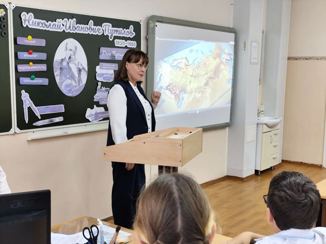 Сначала за партой, потом у доски: Светлана Яковлева провела «Разговоры о важном» в родной школе Сначала за партой, потом у доски: Светлана Яковлева провела «Разговоры о важном» в родной школе