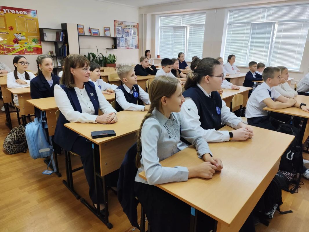 Сначала за партой, потом у доски: Светлана Яковлева провела «Разговоры о важном» в родной школе