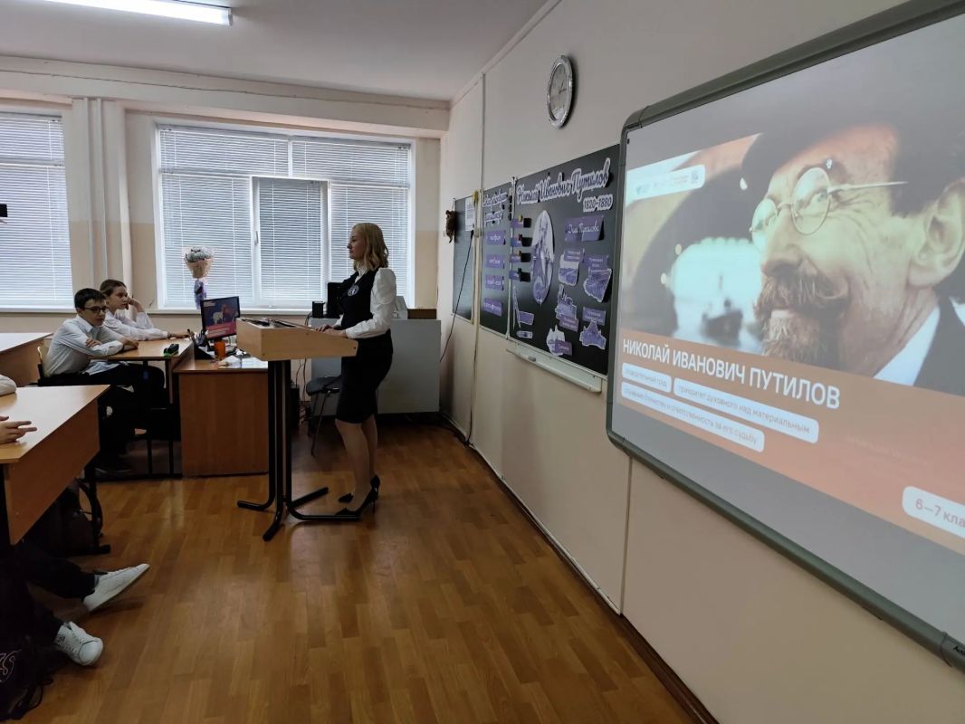 Сначала за партой, потом у доски: Светлана Яковлева провела «Разговоры о важном» в родной школе Сначала за партой, потом у доски: Светлана Яковлева провела «Разговоры о важном» в родной школе