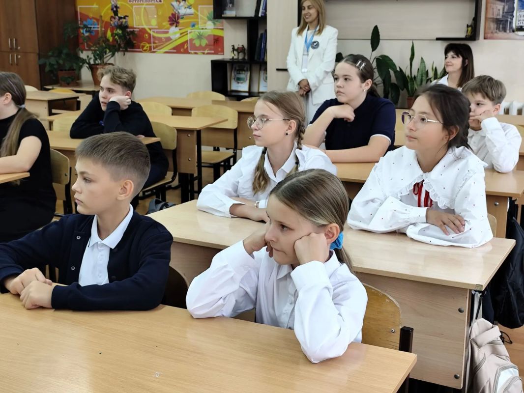 Сначала за партой, потом у доски: Светлана Яковлева провела «Разговоры о важном» в родной школе Сначала за партой, потом у доски: Светлана Яковлева провела «Разговоры о важном» в родной школе