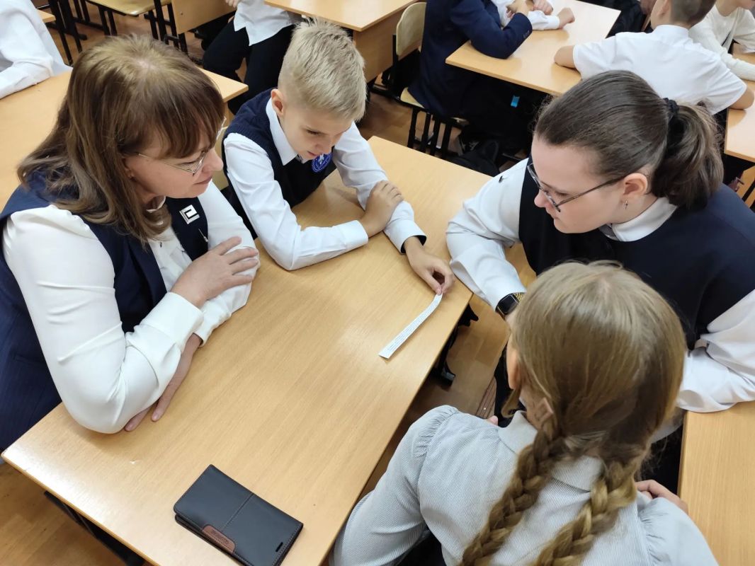 Сначала за партой, потом у доски: Светлана Яковлева провела «Разговоры о важном» в родной школе Сначала за партой, потом у доски: Светлана Яковлева провела «Разговоры о важном» в родной школе