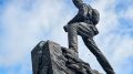 Япония требует снести памятник в России