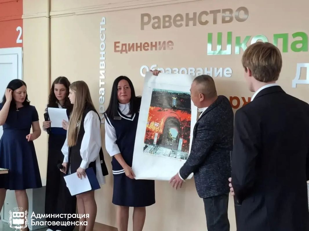 Благовещенской школе подарили 50 картин китайских художников Благовещенской школе подарили 50 картин китайских художников