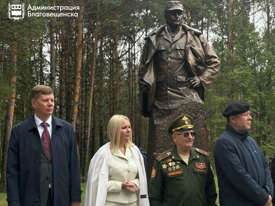 Памятник, мемориальные доски и футбольный турнир Памятник, мемориальные доски и футбольный турнир