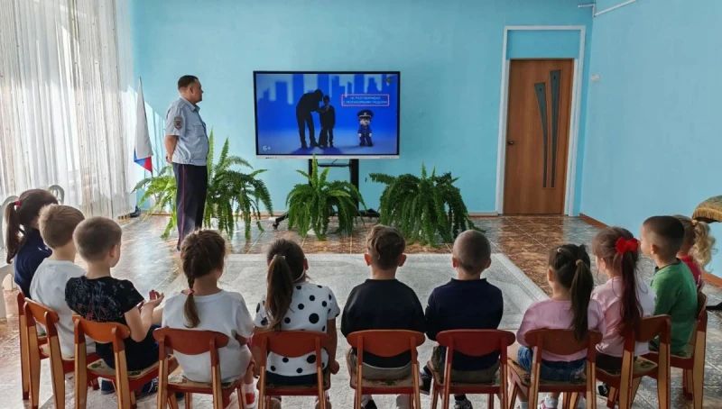 Начальник пункта полиции «Талаканский» провел урок безопасности для воспитанников детского сада Начальник пункта полиции «Талаканский» провел урок безопасности для воспитанников детского сада