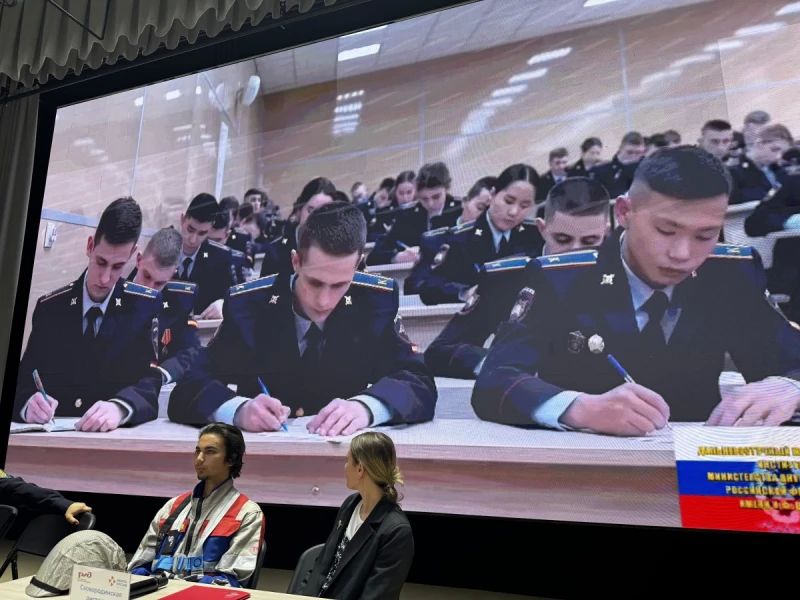 Полицейские Сковородинского округа рассказали старшеклассникам о службе в МВД Полицейские Сковородинского округа рассказали старшеклассникам о службе в МВД