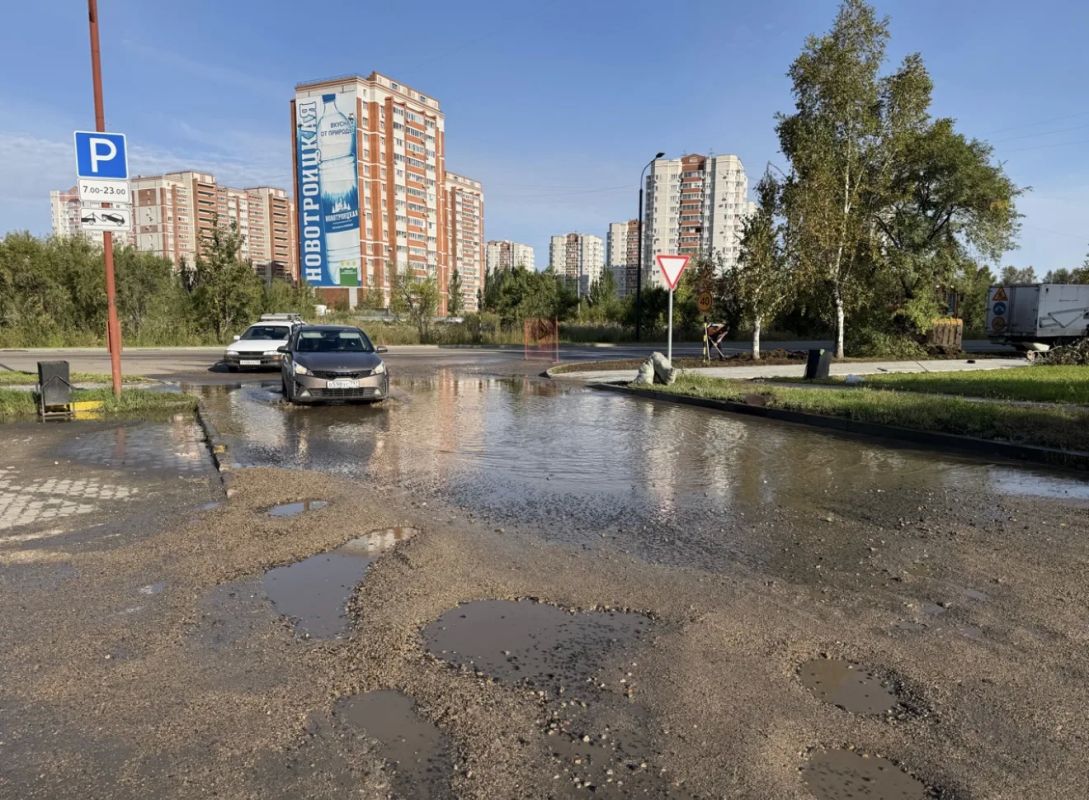 В этом году мы впервые приступили к ремонту междворовых проездов и уже завершаем работы на запланированных участках В этом году мы впервые приступили к ремонту междворовых проездов и уже завершаем работы на запланированных участках